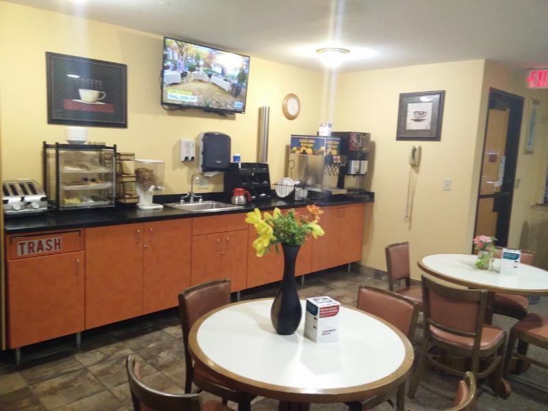 Super 8 By Wyndham Chisago City Екстериор снимка